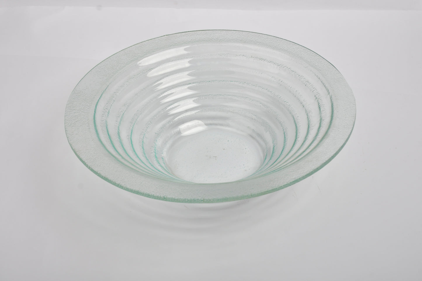 Round serving bowl