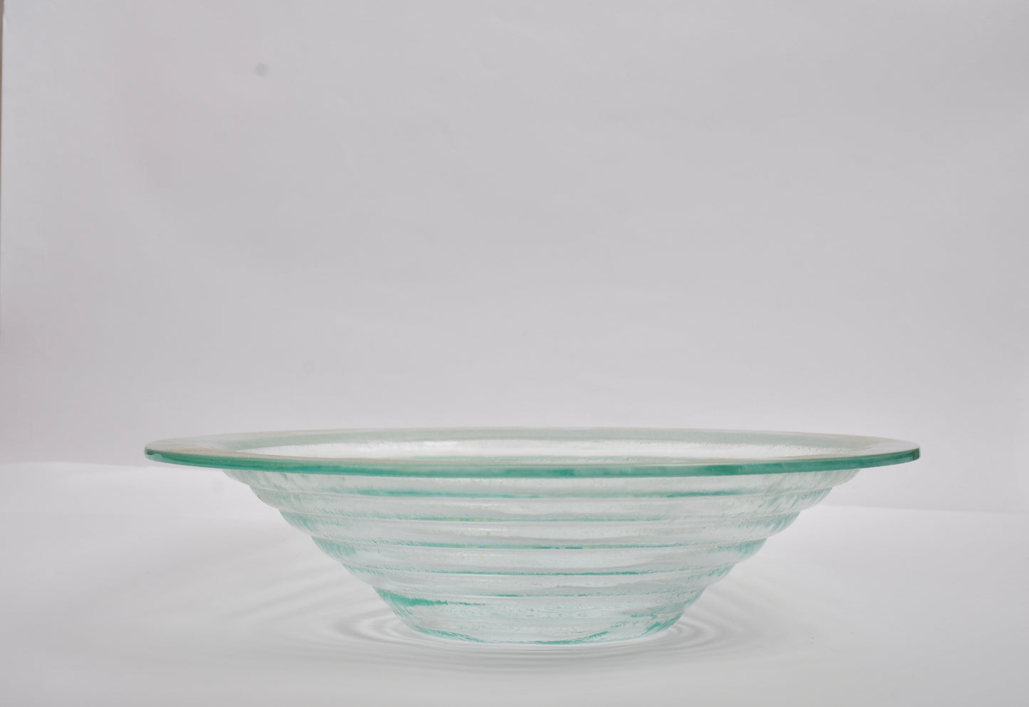 Round serving bowl