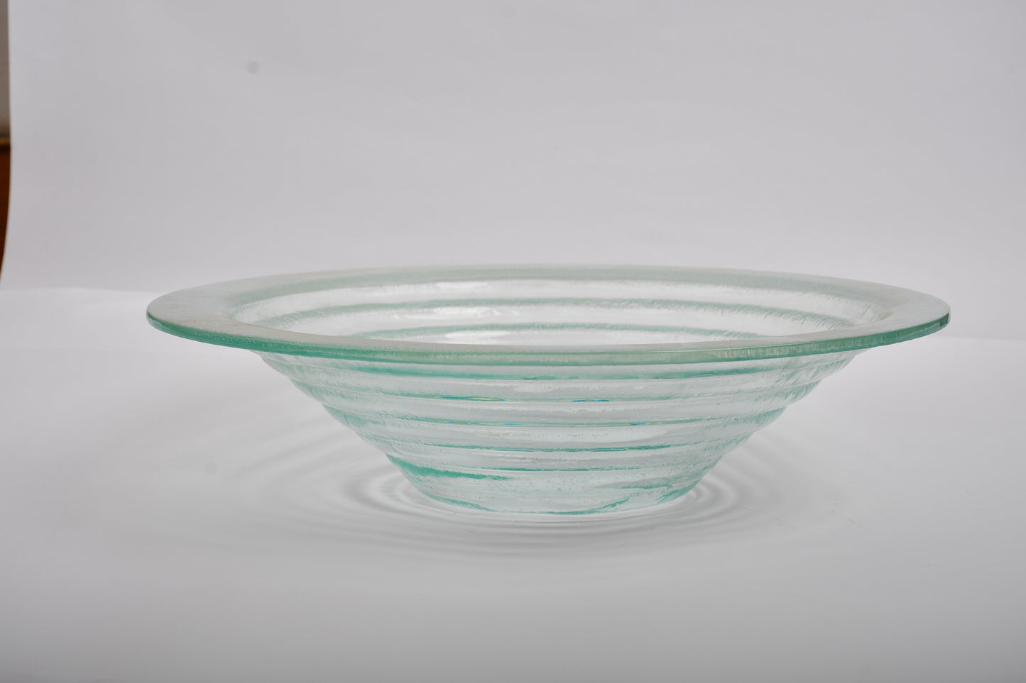 Round serving bowl