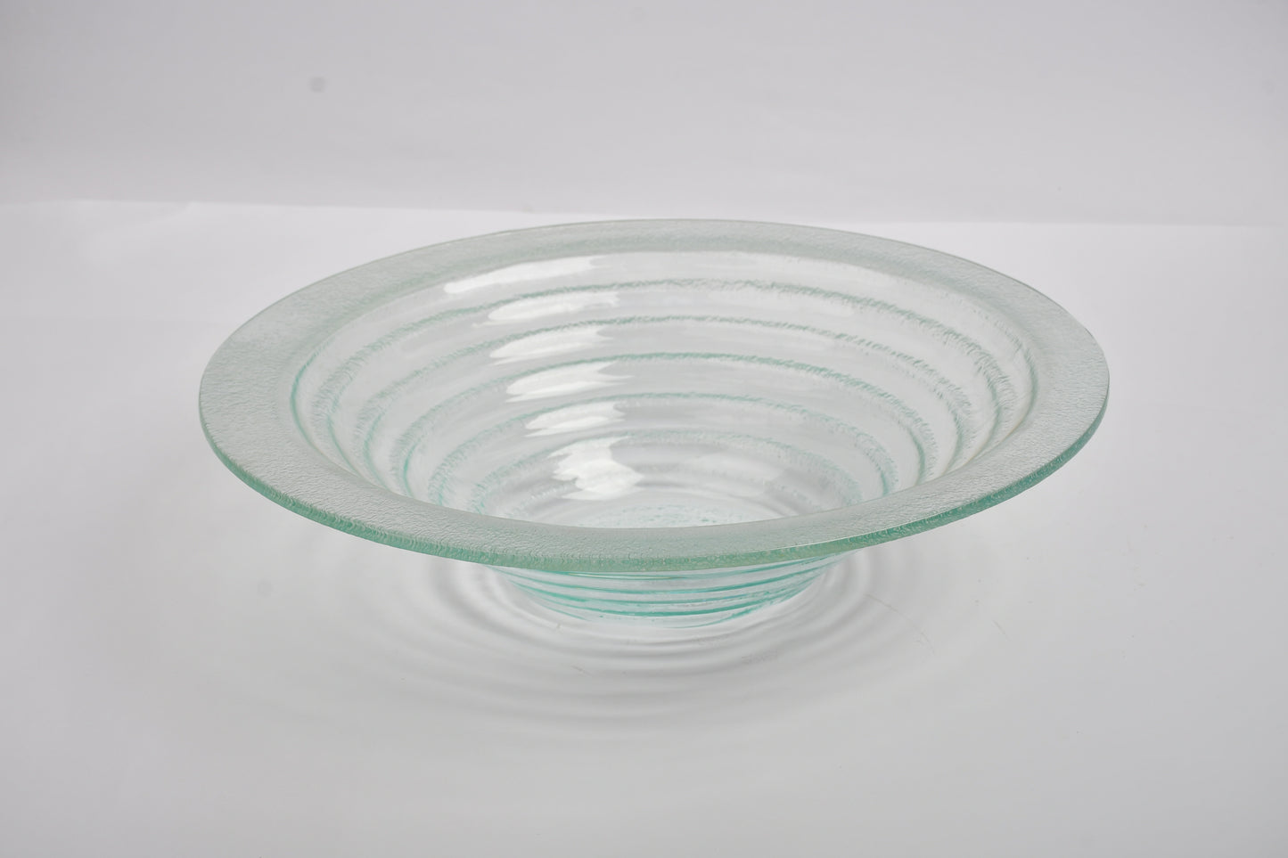 Round serving bowl